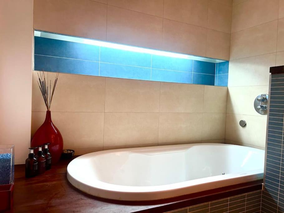 Down Town Spacious Duplex With Private Parking & Game Room Bruxelles Extérieur photo